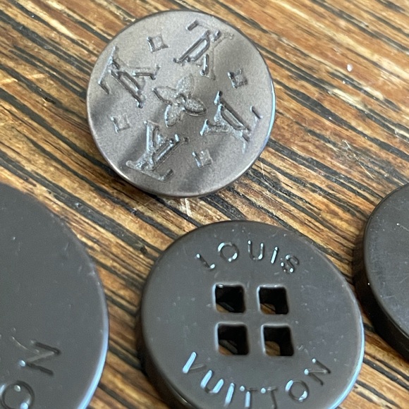 Louis Vuitton Buttons🤎 - Picture 3 of 8